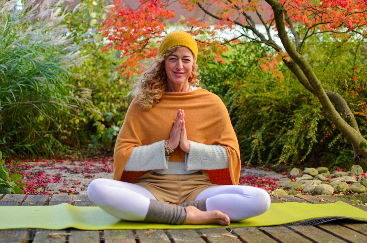 Meditation mit Mandalasa im Schweigegarten