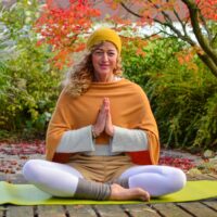 Meditation mit Mandalasa im Schweigegarten