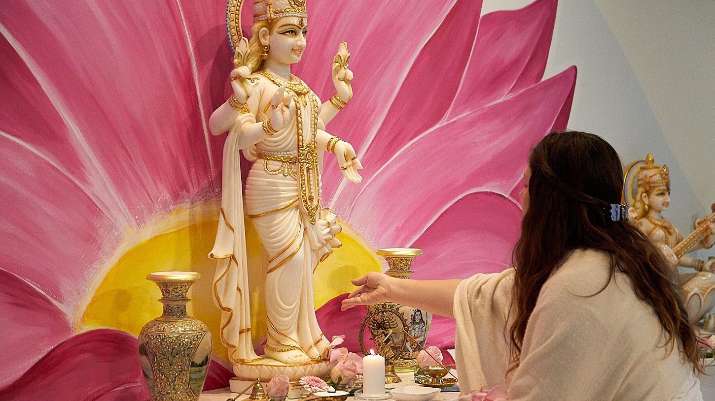 Satyadevi im Shanti Devi vor einem Altar
