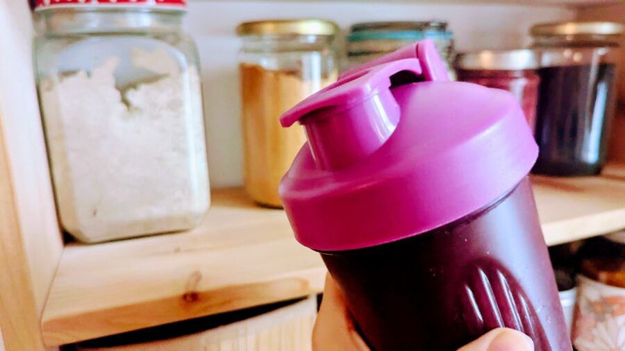 Shaken des Proteinshakes