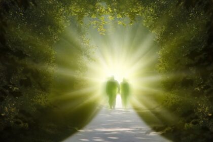 Zwei Personen gehen auf einem Weg zum Licht