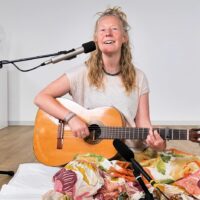 Tina singt Baba Nam Kevalam