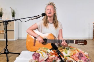 Tina singt Baba Nam Kevalam