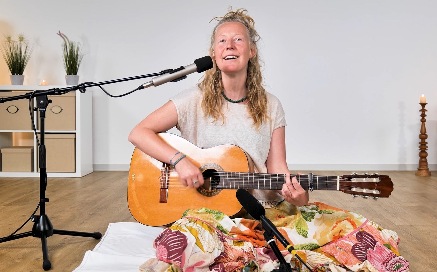 Tina singt Baba Nam Kevalam