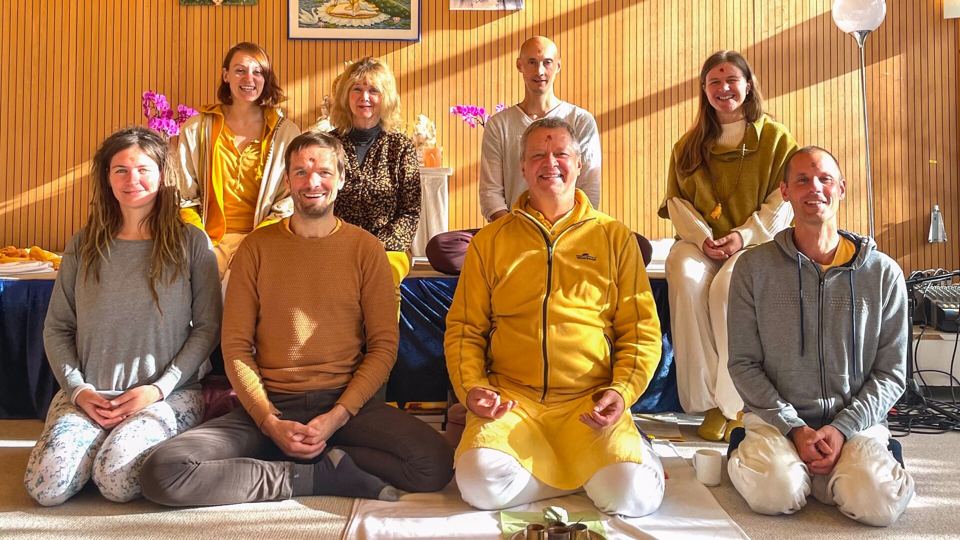 Divya, Sharima, Madhuka, Shankari, Durga, Mahadev, Narendra, Ravi (von links nach rechts, oben nach unten)
