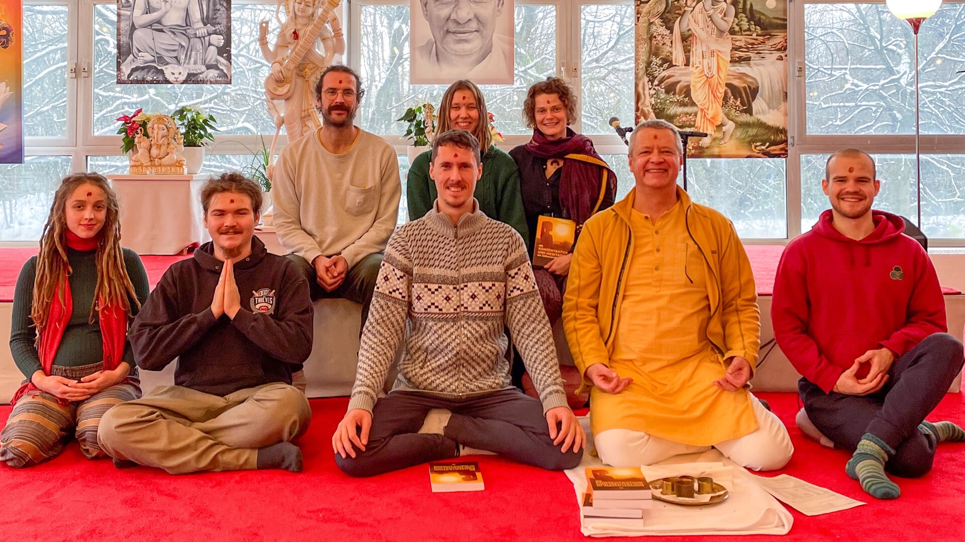 Sebastian, Jnaneshawari, Omkari, Gopi, Erick, Mihail, Narendra und Caraka(von links nach rechts, oben nach unten)
