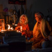 Swami gibt das Nirgunanra Licht an Sukadev weiter
