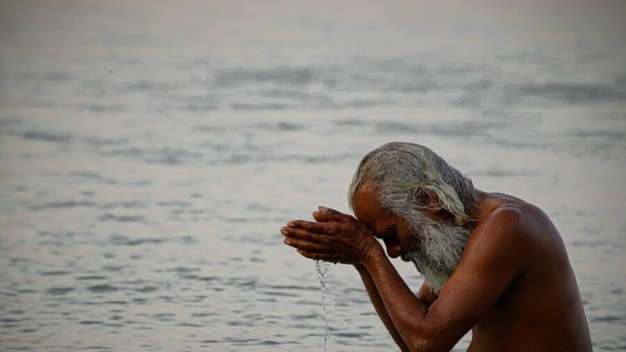 Mann betet im Fluss