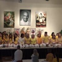 Yogalehrerinnen singen Kailash Ki Shakti Shiva