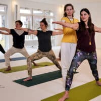 Ramani unterrichtet Yoga