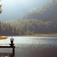 Abkühlen mit sanftem Yoga: Ayurveda im Sommer