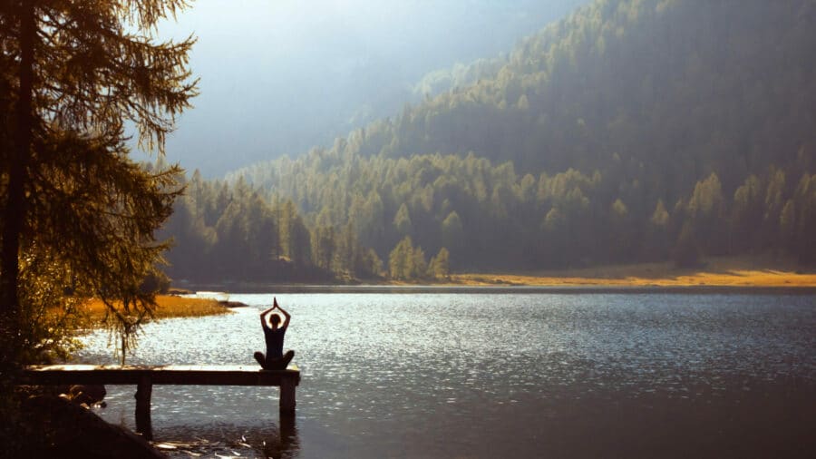 Abkühlen mit sanftem Yoga: Ayurveda im Sommer
