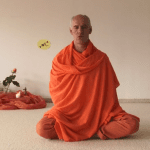 Mantra zu Beginn einer Meditation rezitiert von Swami Atma