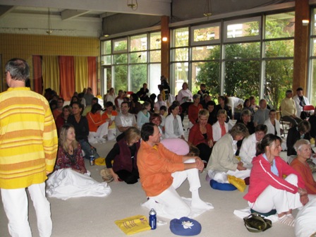 Warten auf den Beginn des Yoga Kongresses