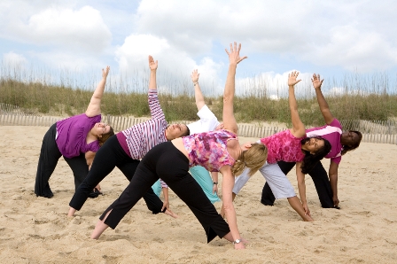 Yoga Asanas am Strand