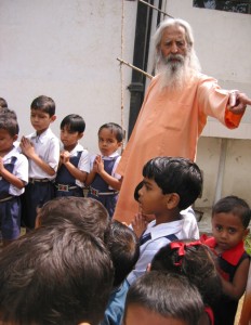Swami Nityananda mit Kindern der Sivananda Vidya Bhavan Schule