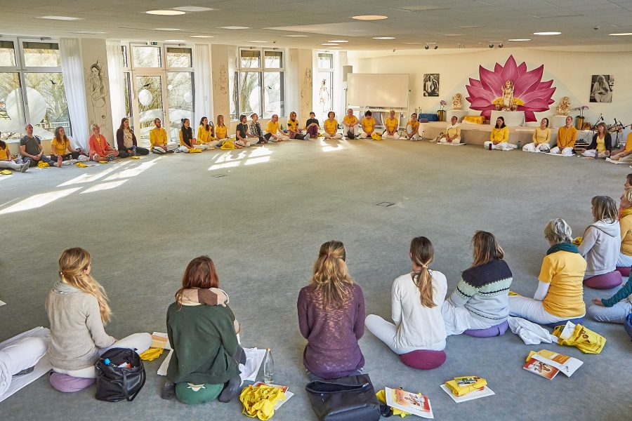 Sitzkreis der Yogalehrerausbildung Intensiv Februar 2019
