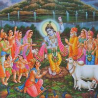 Krishna hebt den Govardhana Berg hoch