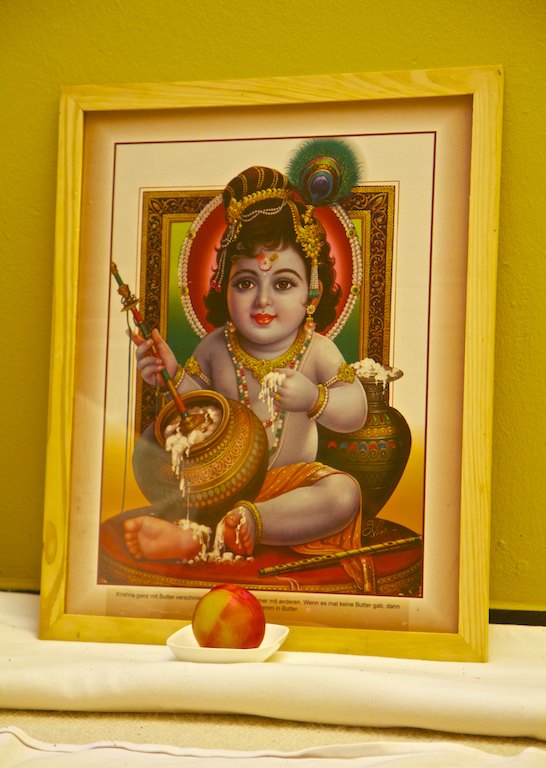 Baby Krishna mit Mango