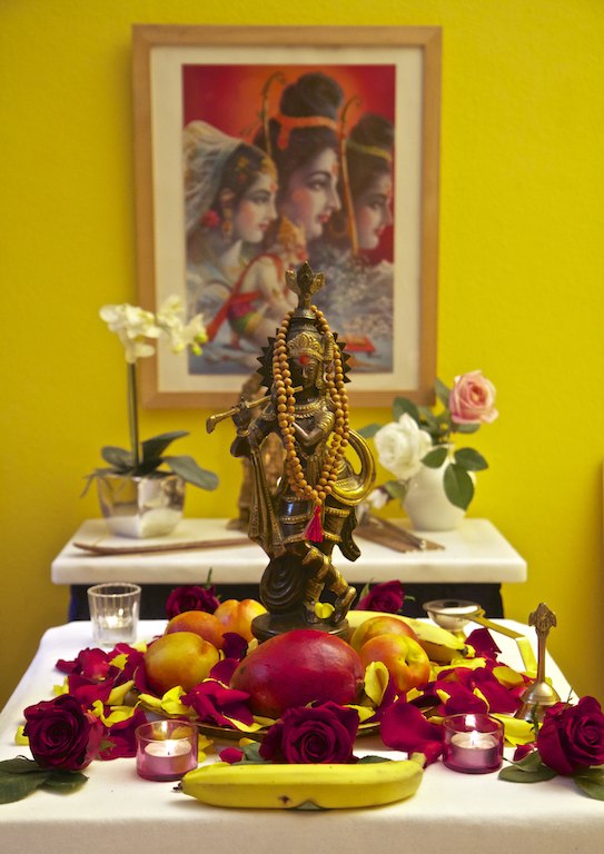 Krishna Murti mit Obst
