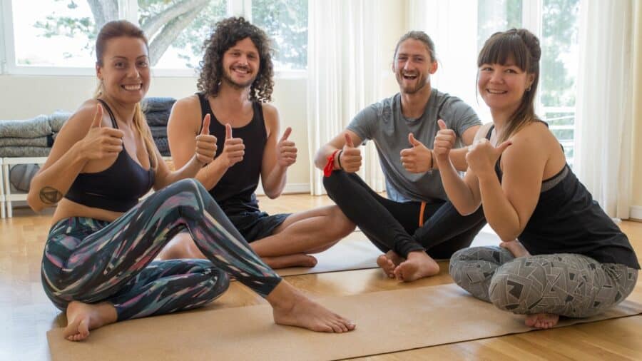 Yogalehrer geben den Daumen hoch