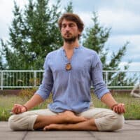 wie du mit Meditation dein selbstbewusstsein erhöhen kannst