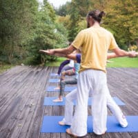 Yogalehrer unterrichtet