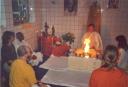 Sukadev während einer Feuerzeremonie (Homa) im Homa-Raum im Haus Yoga Vidya Bad Meinberg
