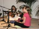 Katja und zwei Mädchen aus dem Kinderyoga Seminar singen im Samstagabend Satsang