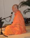 Swami Atma spricht voller Enthusiasmus und lächelnder Weisheit