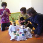 Kinder bauen eine bunte Yogamitte