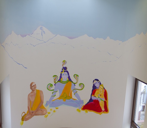 Gemälde im Treppenhaus zum Shivalaya Retreat Centrum - vor ihrem Besuch.